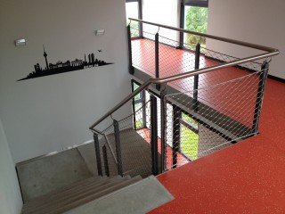 Treppen- und Podestgeländer aus Edelstahl im Innenbereich