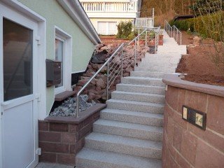 Treppen- und Podestgeländer aus Edelstahl im Außenbereich